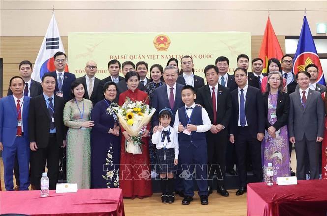 越共中央总书记苏林会见旅韩越南人代表。图自越通社