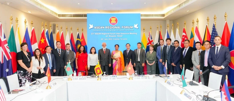 各国代表合影。图自越通社