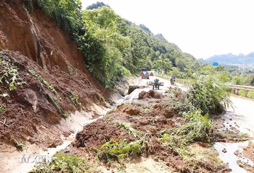 由于强降雨引发山体滑坡，造成交通安全隐患。图自越通社