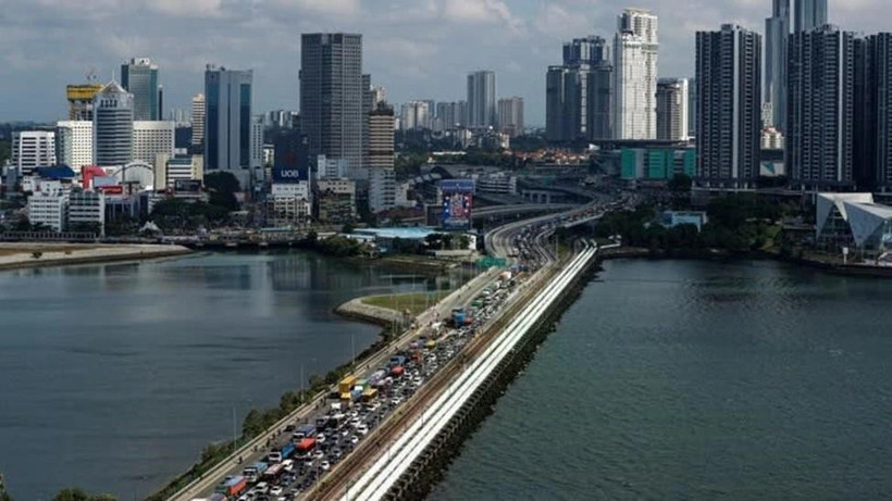 连接新加坡与马来西亚的道路，每天有数十万游客穿越边境。图自路透社