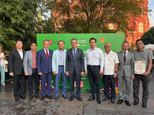 越南驻俄大使邓明魁与与会代表合影。图自越通社
