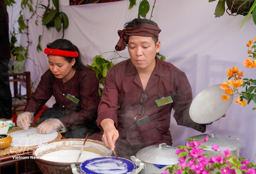 清池卷粉粉皮薄、软、透，带有大米自然清香，常配以清淡蘸料和炸葱食用。图自越通社