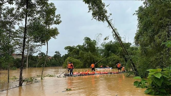 11号台风过后发生强降雨在越南多地造成严重破坏。图自越通社