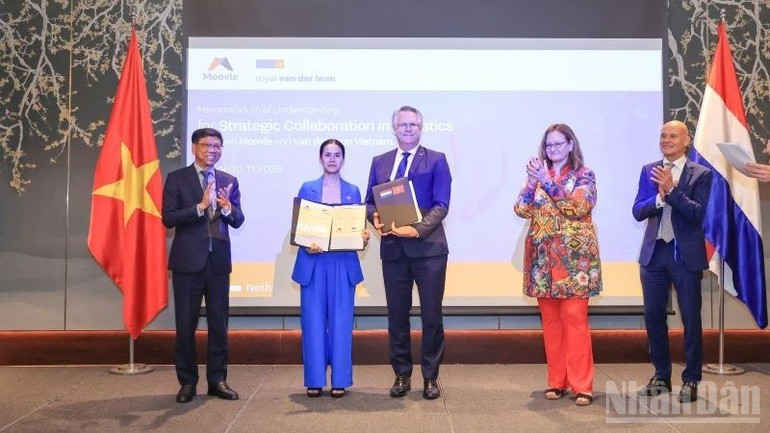 越南海事与内河航运局领导与荷兰STC B.V.（STC Next）公司签署关于在海事和内河航运领域培训合作的谅解备忘录。图自人民报