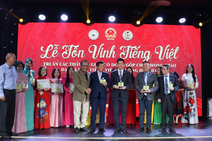 组委会成员和赞助商获颁比赛纪念章。图自越通社