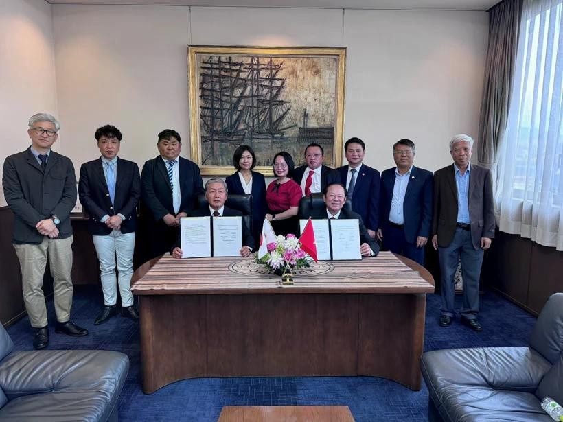 越南渔业协会与日本海珍珠水产公司在东京签署合作备忘录。图自越通社