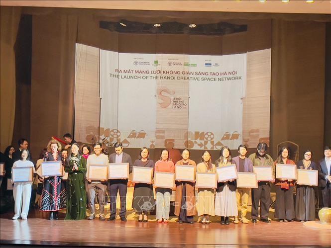 河内市文化与体育局公布并向82个符合标准的创意文化空间授予“河内创意文化空间”认证。图自越通社