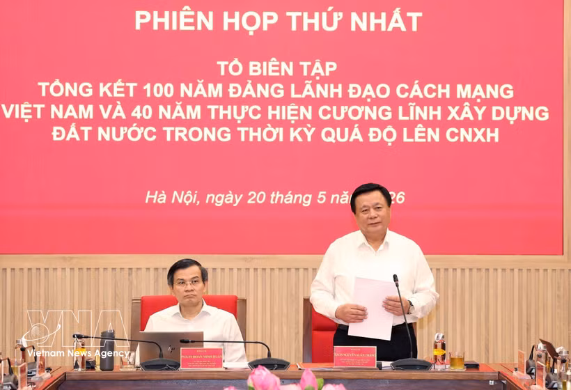 中央理论委员会主席，总结指导委员会副主任，编委会主任阮春胜发表讲话。图自越通社
