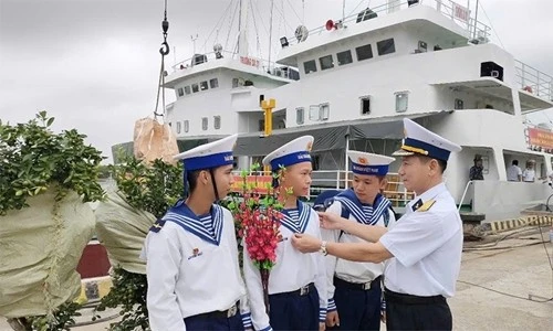 海军第二区副政委杜宏缘大校激励在启航前年经战士。图自人民军队报