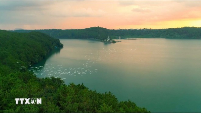 T’Nưng湖，又称“海湖”，是嘉莱省著名的旅游景点之一。图自越通社