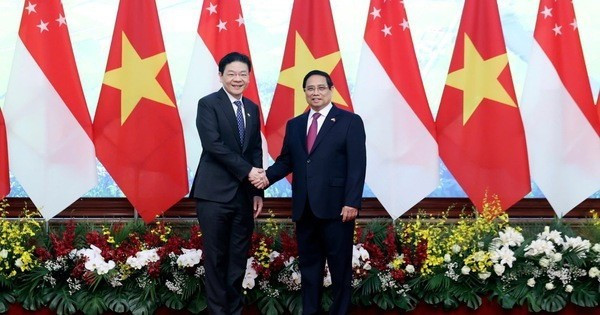 越南政府总理范明政（右）和新加坡总理黄循财。图自越通社