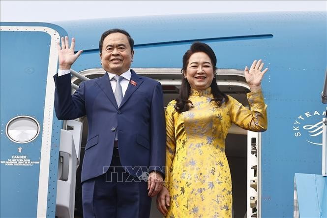 越南国会主席和夫人启程出席IPU第150届大会并对亚美尼亚和乌兹别克斯坦进行正式访问。图自越通社