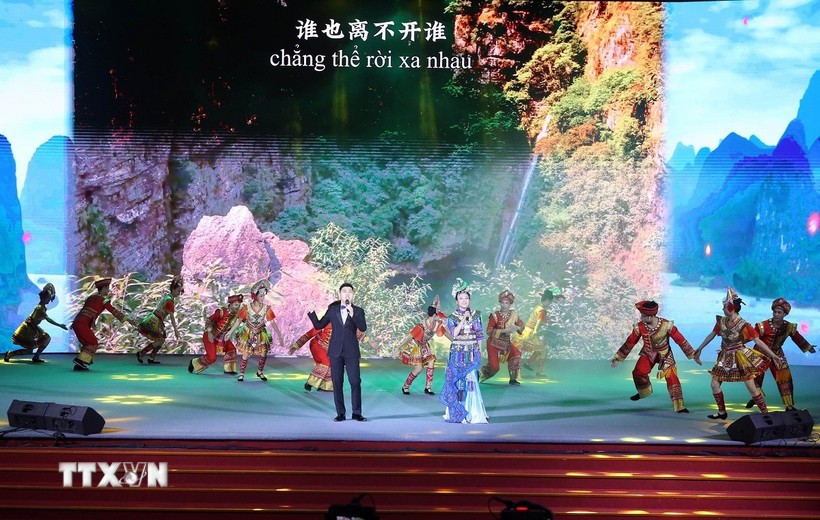 “中越一家亲 天涯共此时”文艺晚会在岘港市举行。图自越通社