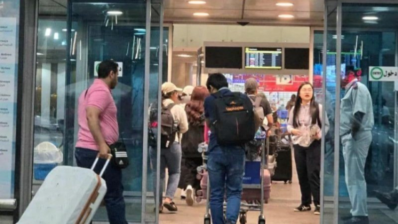 越南公民进入埃及开罗机场准备回国。图自越南驻以色列大使馆
