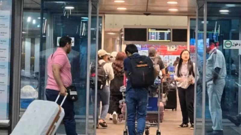 越南公民进入埃及开罗机场准备回国。图自越南驻以色列大使馆