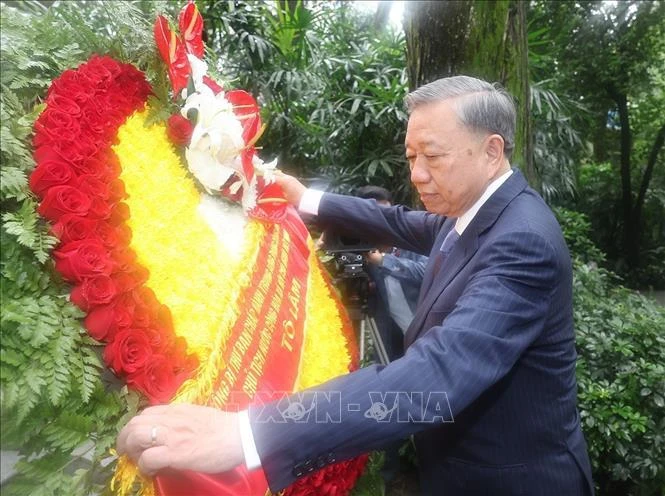 越共中央总书记、国家主席苏林在黄花岗烈士陵园敬献鲜花。图自越通社