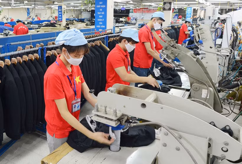 10号纺织公司的出口服装生产线。图自《新河内报》