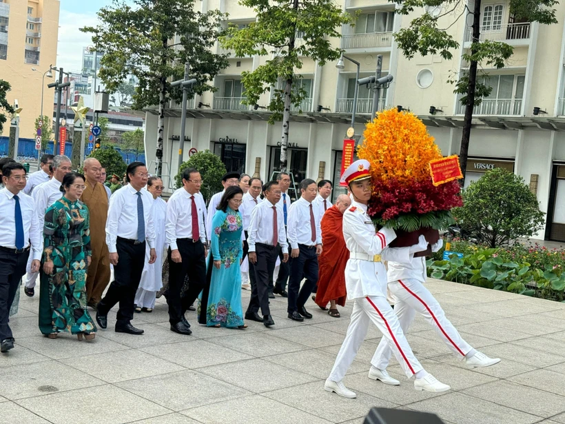 胡志明市领导代表团来到胡志明主席塑像公园敬献鲜花，缅怀胡伯伯。图自越通社