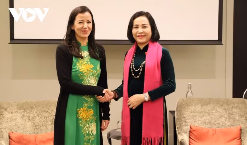 新西兰越裔女议员范氏玉兰（左）与越南国会副主席阮氏清。图自《越南之声》