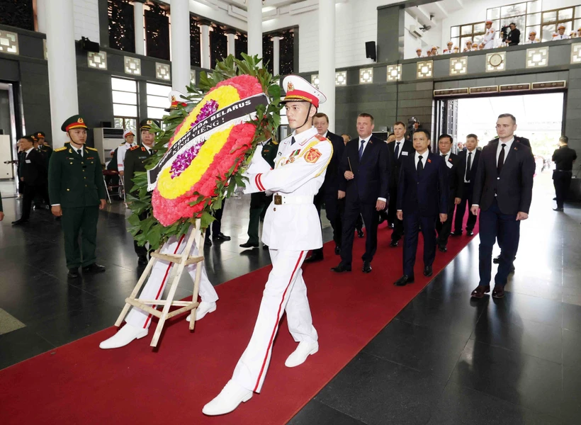 由白俄罗斯国民会议共和国院(上院)副主席西亚尔海·卡缅卡为团长的白俄罗斯共和国代表团吊唁阮富仲总书记。图自越通社