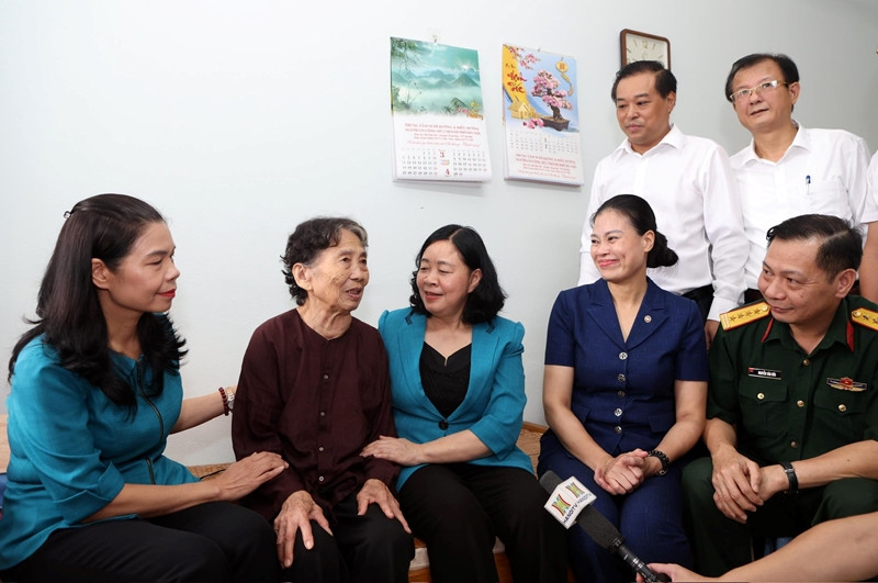 河内市委书记裴氏明怀走访慰问越南英雄母亲。图自互联网