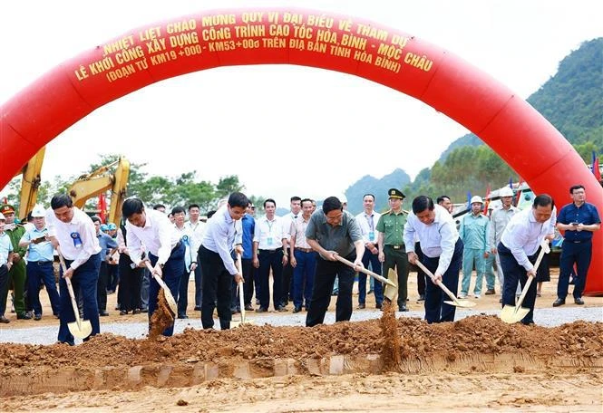 越南政府总理范明政出席和平-木洲高速公路开工仪式。图自越通社