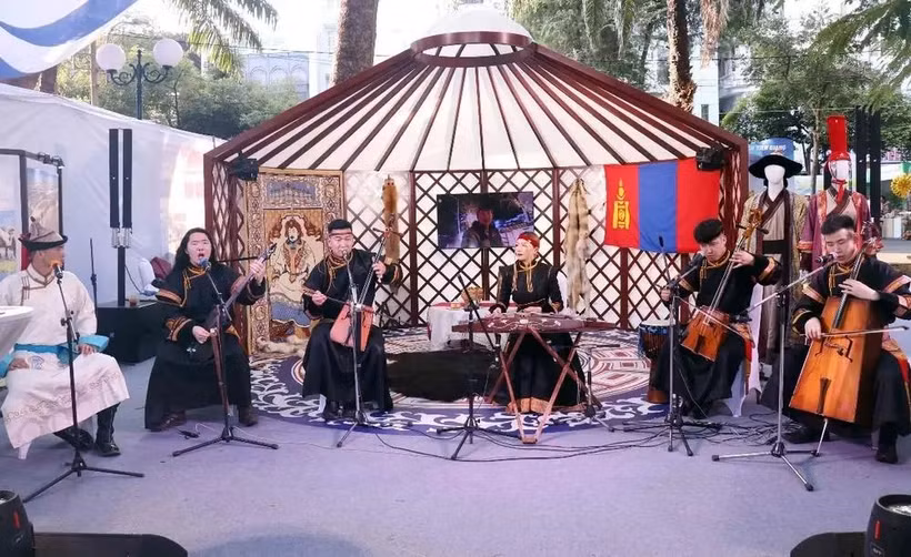 蒙古传统音乐亮相2024年胡志明市旅游节。图自越通社