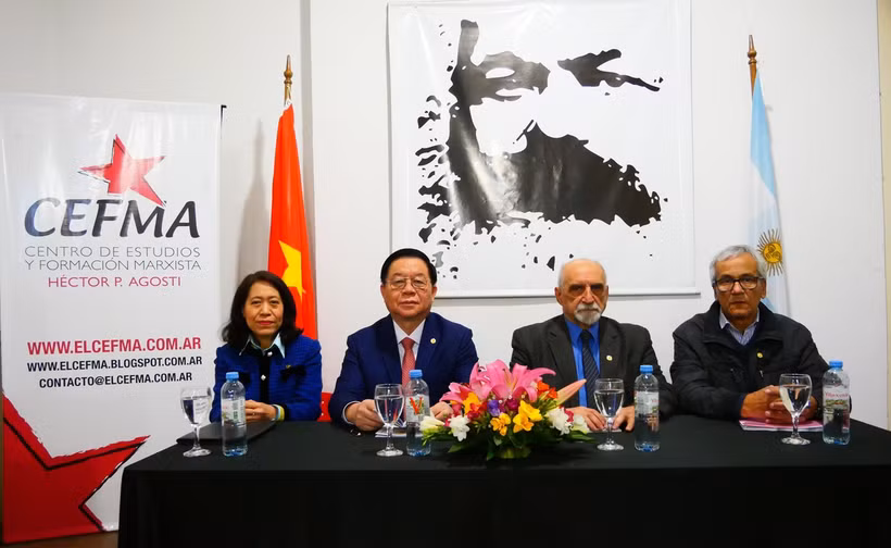 越共中央政治局委员、中央书记处书记、中央宣教部部长阮仲义，越南驻阿根廷大使吴明月，阿根廷共产党代总书记克尼内斯（Kneyness）和乌拉圭共产党总书记卡斯蒂略。图自越通社