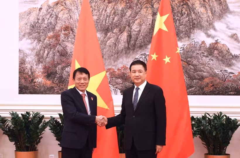 越共中央政治局委员、中央公安党委书记、公安部部长梁三光上将与中国国务委员、公安部部长王小洪。图自越通社