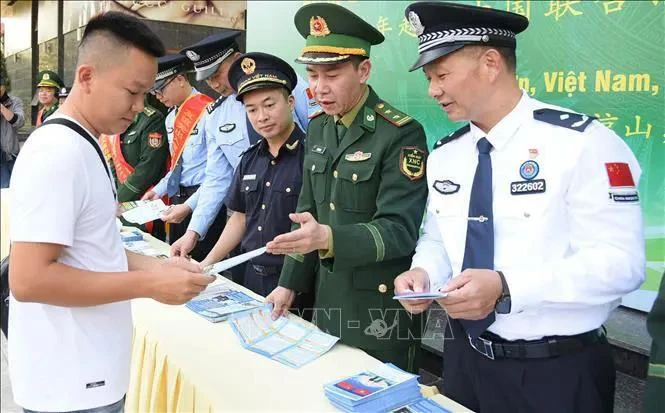 越中边防配合向在国际友谊口岸（越南）和友谊关（中国）出入境的人们发放宣传单。图自越通社 