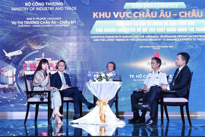 专家们在论坛上分享物流业信息。图自越通社