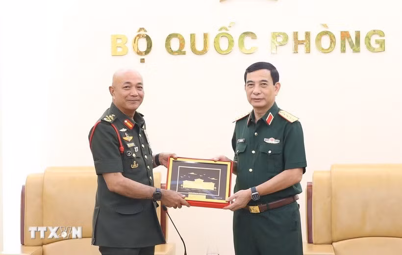 越南国防部部长潘文江大将向马来西亚武装部队总司令穆罕默德·阿布·拉赫曼赠送纪念品。图自越通社