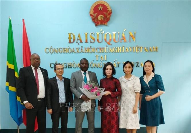 越南驻坦桑尼亚兼驻东非国家大使武青玄女士祝贺尤韦纳尔·萨库布先生被任命为越南驻布隆迪共和国布琼布拉名誉领事。图自越通社