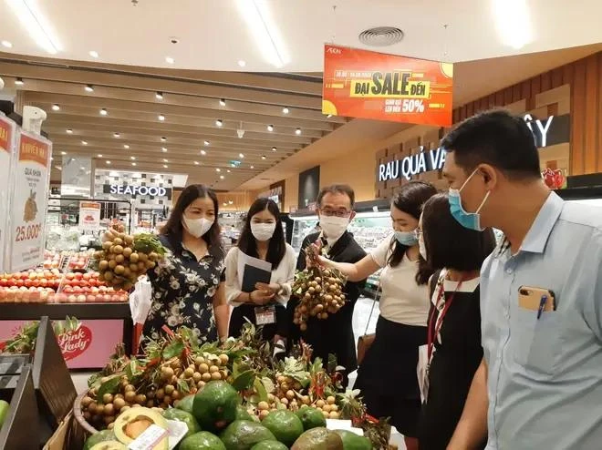 越南新鲜果蔬在永旺超市超市上架。图自越通社