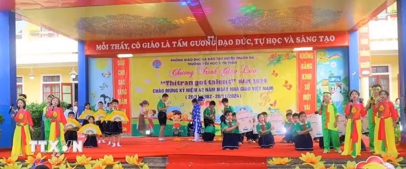 河静省石何县一小学学生的威任民歌文艺节目。图自越通社
