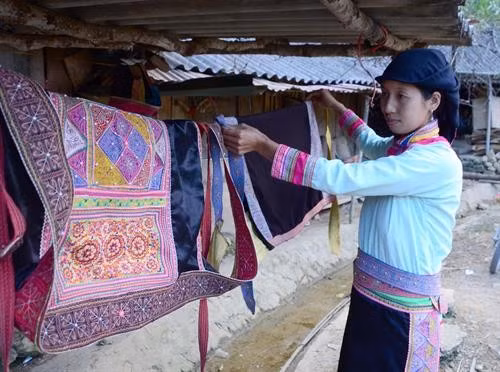 麝榜人的传统服装。图自《民族与山区画报》