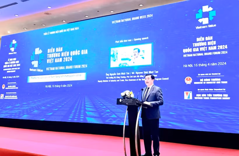 越南工贸部副部长阮生日新在16日工贸部举行的2024年越南国家品牌国际论坛上发表讲话。图自Vietnam+