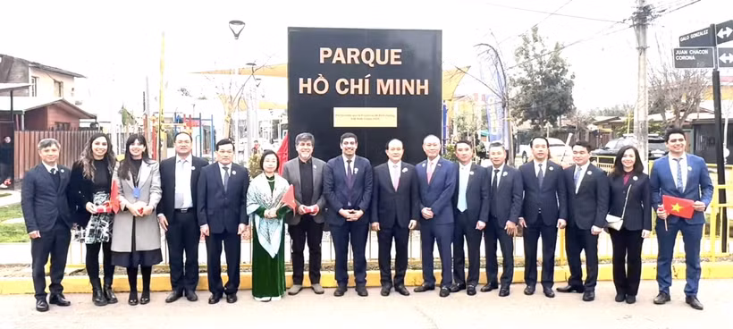 工作代表团前往位于首都圣地亚哥胡志明公园的胡志明雕像敬献花圈。图自越通社