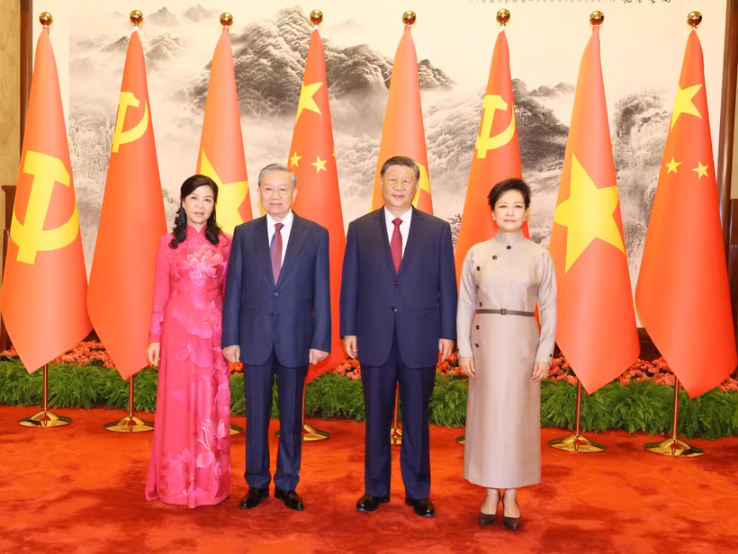 中共中央总书记、中国主席习近平与夫人彭丽媛和越共中央总书记、国家主席苏林和夫人吴芳璃合影。图自越通社