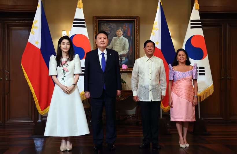 菲律宾总统费迪南德·马科斯和夫人与韩国总统尹锡悦和夫人。图自越通社
