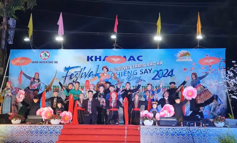 2024年北河白色高原节开幕式的文艺表演节目。图自越通社