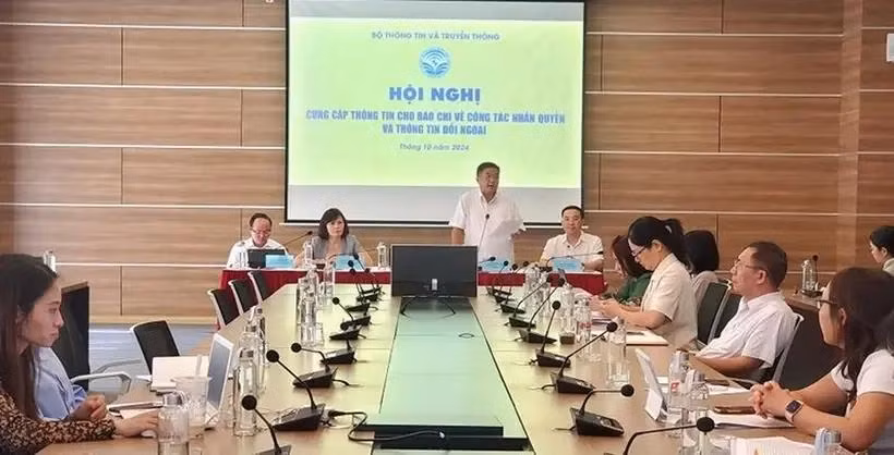 公安部境内安全局副局长侯文理少将在会上作报告。图自《人民军队报》