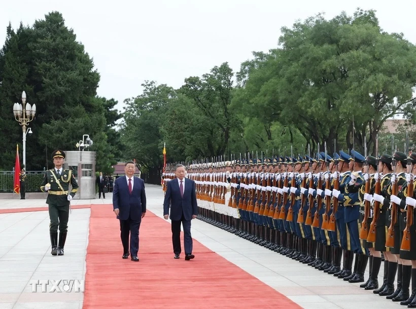 越共中央总书记、国家主席苏林与中共中央总书记、国家主席习近平检阅仪仗队。图自越通社