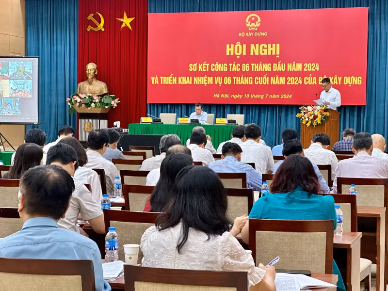 建设部办公厅主任窦明清在会上作总结报告。图自daibieunhandan.vn