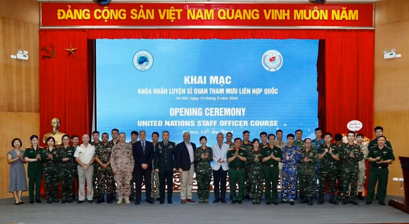 各位代表、教师和学院合影。图自chinhsachcuocsong.vnanet.vn