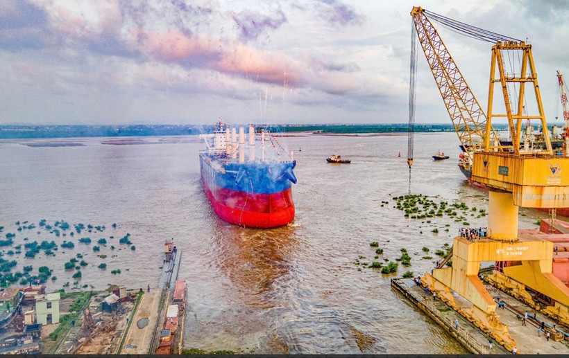 在越南建造的最大货轮下水。图自kinhtedothi.vn