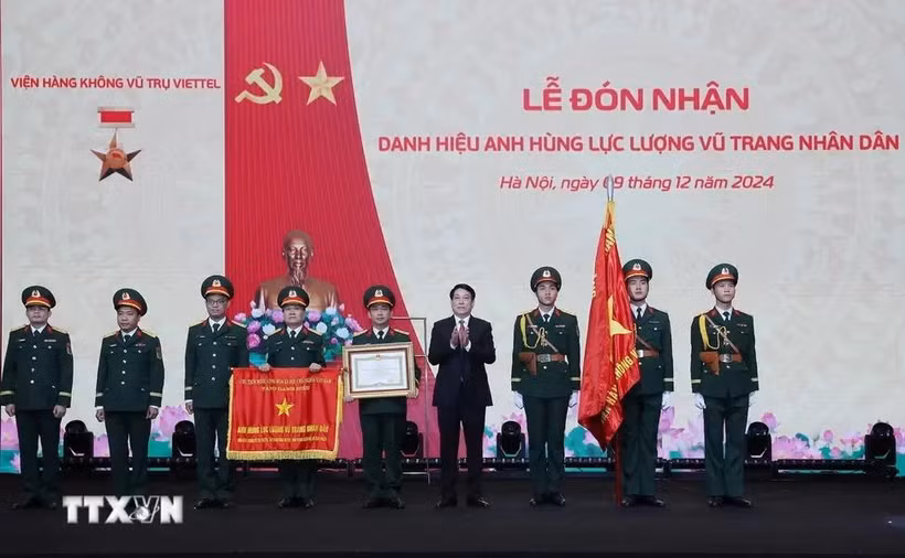 Viettel航空航天研究院荣获人民武装力量英雄称号。图自越通社