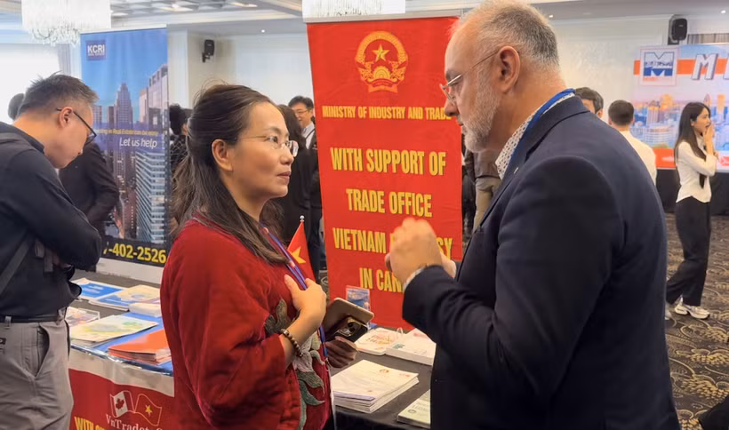越南驻加拿大商务参赞陈秋琼与蒙特利尔圣洛朗区市议员阿里夫·萨莱姆交谈。图自越通社 