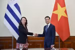 越南外交部副部长邓黄江与乌拉圭外交部副部长瓦莱里娅·楚萨基·卡夫雷拉。外交部供图