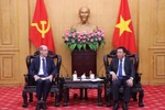 胡志明国家政治学院院长阮春胜教授会见谷歌负责政府事务与公共政策的副总裁多伦·阿夫宁。图自越通社